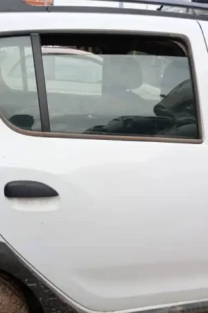 PUERTA TRASERA DERECHA 821002434R Compra Ahora